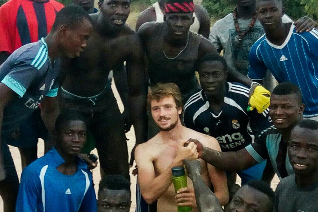 Charlie fra Walking for Water til brydning, som er nationalsporten i Senegal